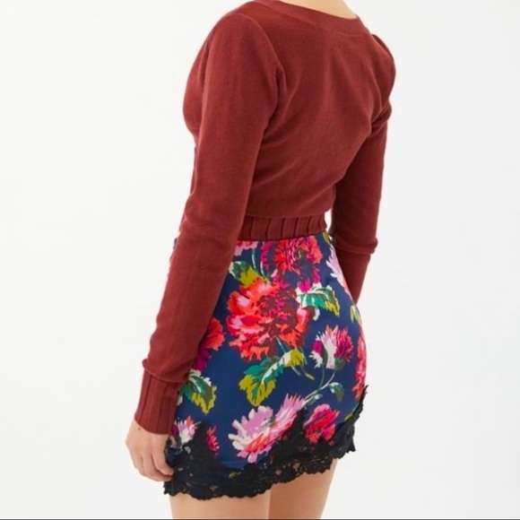 🆕 UO Floral Satin Mini Skirt With Lace Trim - Picture 3 of 7